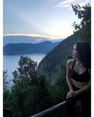 Jessika Van Instagram - traipsing through the eu & everything is so beautiful 😱 
but gotta be comfy yknow #priorities .
.
.
.
.

#naturelovers #beautiful #italia #travels