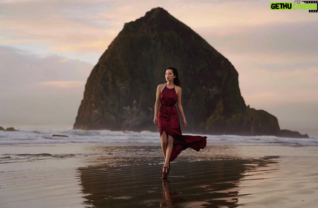 Jessika Van - 1.1K Likes - once upon a time in #portland
#📷 @mellylee_ .
.
.
#sunsetbeach #oregon #travelbug