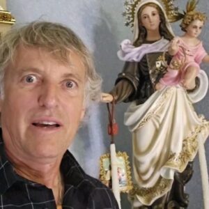 Jesús Calleja Instagram - En Argamasilla de Alba rodando Volando Voy nos topamos con esta maravilla de casa!, cuando veáis el porgrama se os van a caer los ojos 👀 de risa  a la vez que os vais a emocionar al conocer a sus moradores...