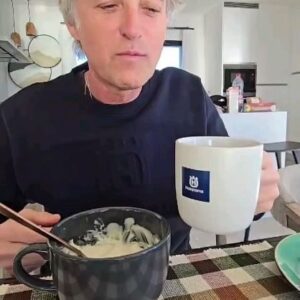 Jesús Calleja Instagram - Un buen desayuno sano es mi truco energético del día, nunca me faltan "pilas" empiezó con café con leche y mi "vicio": "las galletas Maria", luego yogur de oveja o de soja con frutos rojos, mucha chía y sésamo. Tostada de pan con aguacate 🥑, aceite de oliva y jamoncito con su toque de tocino, y zumo de naranja con su pulpa, ya tengo energía para darle duro a cualquier deporte!
