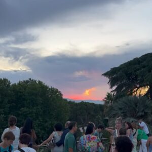 Jesús Mosquera Instagram - Hace unos años hubiera sido impensable la idea de convivir juntos, eramos los típicos hermanos que se la pasaban discutiendo constantemente.
Y ahora, me siento muy feliz y orgulloso del rumbo hacia donde hemos dirigido nuestra relación, gracias a que ambos hemos elegido tener una relación basada en el amor. 
Hemos evolucionado individualmente y conjuntamente hacia ser familia, nos ha costado muchos años llegar a este lugar, pero bendito camino lleno de aprendizajes…
Ser hermanos para mi tiene un 
significado muchísimo más elevado que ser creados por la misma mujer y el mismo hombre. Y hoy puedo decir que estamos honrando ese significado. 
Gracias por darme la oportunidad de ser tu hermano pequeño. 
Me siento afortunado de verte crecer y evolucionar como mujer.
Te admiro y te valoro.
Te quiero mucho enana, no lo olvides nunca💙