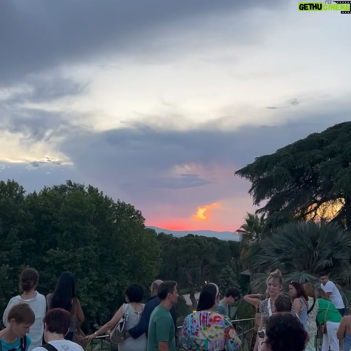 Jesús Mosquera - 23.5K Likes - Hace unos años hubiera sido impensable la idea de convivir juntos, eramos los típicos hermanos que se la pasaban discutiendo constantemente.
Y ahora, me siento muy feliz y orgulloso del rumbo hacia donde hemos dirigido nuestra relación, gracias a que ambos hemos elegido tener una relación basada en el amor.
Hemos evolucionado individualmente y conjuntamente hacia ser familia, nos ha costado muchos años llegar a este lugar, pero bendito camino lleno de aprendizajes…
Ser hermanos para mi tiene un
significado muchísimo más elevado que ser creados por la misma mujer y el mismo hombre. Y hoy puedo decir que estamos honrando ese significado.
Gracias por darme la oportunidad de ser tu hermano pequeño.
Me siento afortunado de verte crecer y evolucionar como mujer.
Te admiro y te valoro.
Te quiero mucho enana, no lo olvides nunca💙