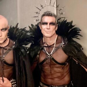 Jesús Vázquez Instagram - Gracias @sarasolakike por tantos años de amistad y por tu maravillosa fiesta “del infierno al cielo”🕺😈Muy feliz cumpleaños, querido amigo!🎂♥️