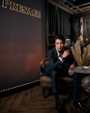 Jet Somjet Saejang Instagram - SEIKO PRESAGE Gentleman Party ครั้งแรกของการบอกเล่าเรื่องราวสุดคลาสสิค ผ่านคอลเลกชันเรือนเวลาระดับ Craftsmanship เพื่อสะท้อนตัวตนของเหล่า Gentleman ที่มีความหลงใหลในสุนทรียะสไตล์ญี่ปุ่นอันประณีตและบรรจง พร้อมสัมผัส 4 ซีรีส์หลัก Craftsmanship Series, Sharp Edged Series, Style 60’s และ Cocktail Time @seiko_thailand 

#seikothailand 
#seikopresage 
#gentlemanpart 

@verasalonstudio