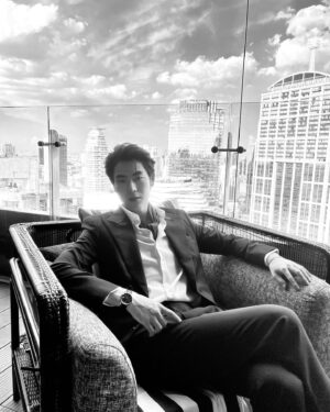 Jet Somjet Saejang Instagram - SEIKO PRESAGE Gentleman Party ครั้งแรกของการบอกเล่าเรื่องราวสุดคลาสสิค ผ่านคอลเลกชันเรือนเวลาระดับ Craftsmanship เพื่อสะท้อนตัวตนของเหล่า Gentleman ที่มีความหลงใหลในสุนทรียะสไตล์ญี่ปุ่นอันประณีตและบรรจง พร้อมสัมผัส 4 ซีรีส์หลัก Craftsmanship Series, Sharp Edged Series, Style 60’s และ Cocktail Time @seiko_thailand 

#seikothailand 
#seikopresage 
#gentlemanpart 

@verasalonstudio