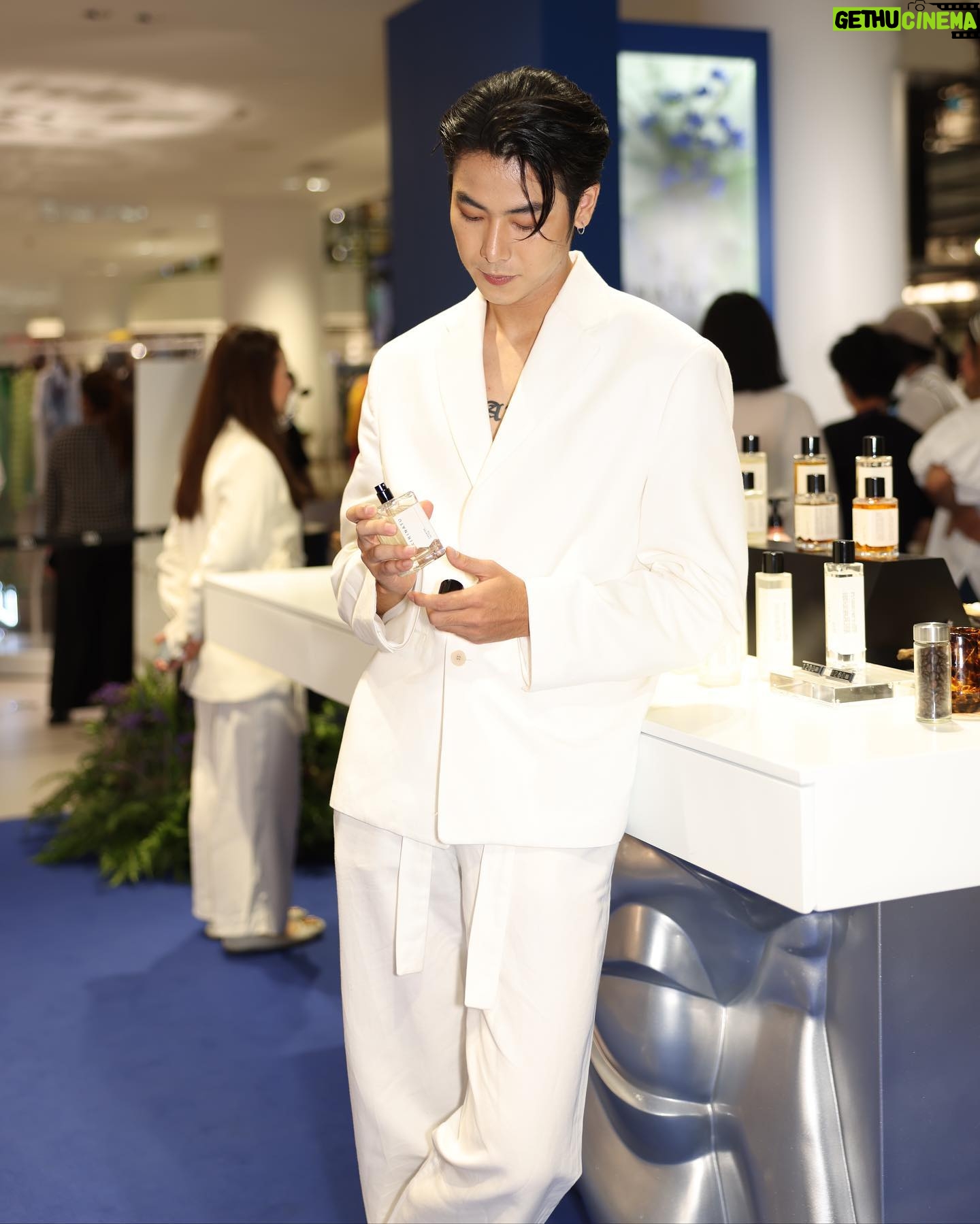 Jet Somjet Saejang - 7.7K Likes - For everyone, every lifestyle “LAVANDE” 💜
@kirinatu
#kirinatuscentedreflection
#kirinatuhautefragrance
@verasalonstudio