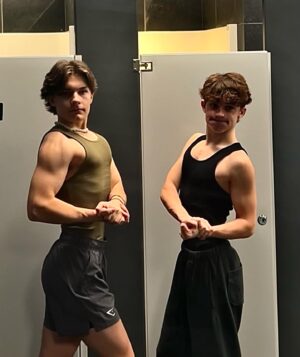 Jett Klyne Instagram - feeling big looking smaller!

#workout #armday #comedy #fitness #youth