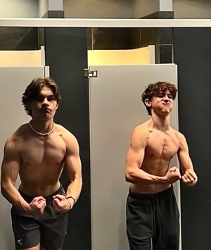 Jett Klyne Instagram - feeling big looking smaller!

#workout #armday #comedy #fitness #youth