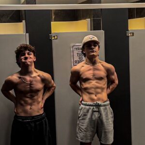 Jett Klyne Instagram - it's been a minute😈

#youngfitness #bodybuilding #workout #cbum