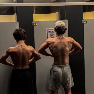 Jett Klyne Instagram - it's been a minute😈

#youngfitness #bodybuilding #workout #cbum