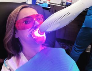 Jewels Jaselle Instagram - Feeling absolutely gleaming after my visit to 'We Whiten'! 🌟 I stepped in with a smile and stepped out with a sparkle! Teeth whitening turned out to be not just about beauty, but relaxation too - it was like a spa day but for my teeth. 🦷✨ I can't wait to wow with my luminous smile at the next outing! Check out my before and after shots, and you'll see why I'm already looking forward to my next session! 😁 #WeWhiten #RadiantSmile #TeethWhiteningGlowUp #ad
Swipe ➡️ to see the transformation.  Book your appointment today click on the link for special discounts http://mytime.com/u/RTDXp