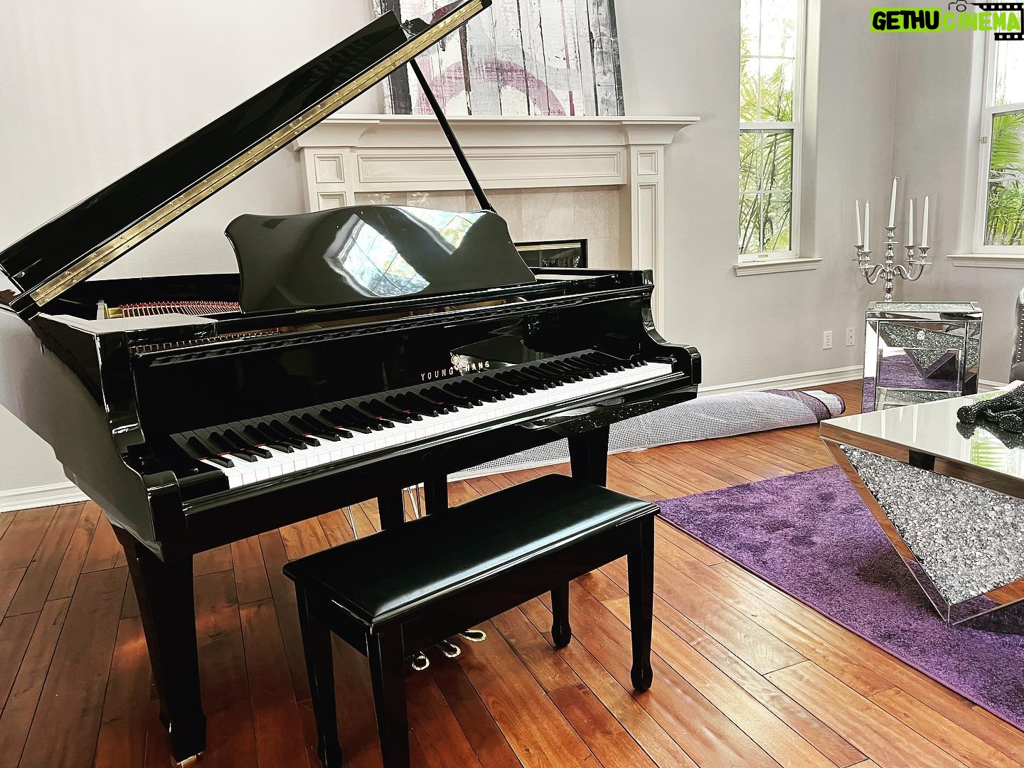 Jewels Jaselle - 126 Likes - Christmas came early today…say hello to the newest member of my instrument family in gorgeous classic ebony! Some girls splurge on Louis Vuitton and clothes, I splurge on Grand pianos! Go figure! Hehe #grandpiano #piano #youngchang #steinway #yamaha #loveit #musicismyfirstlove