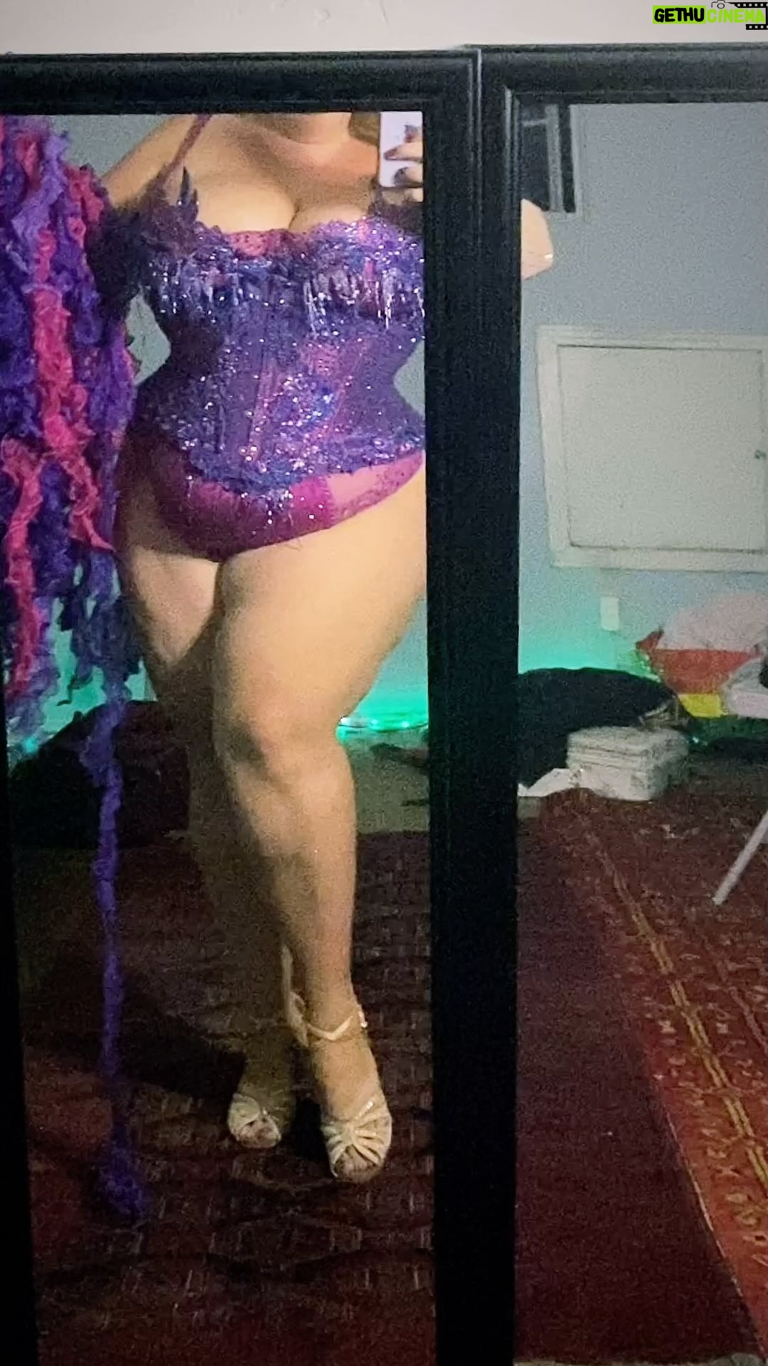 Jezebel Express - 366 Likes - A little costume detail from tonightās show!
No Iām not thinner⦠the backstage mirrors are just on a tilt. Never let the internet fool you babies! You're fine as you are. š