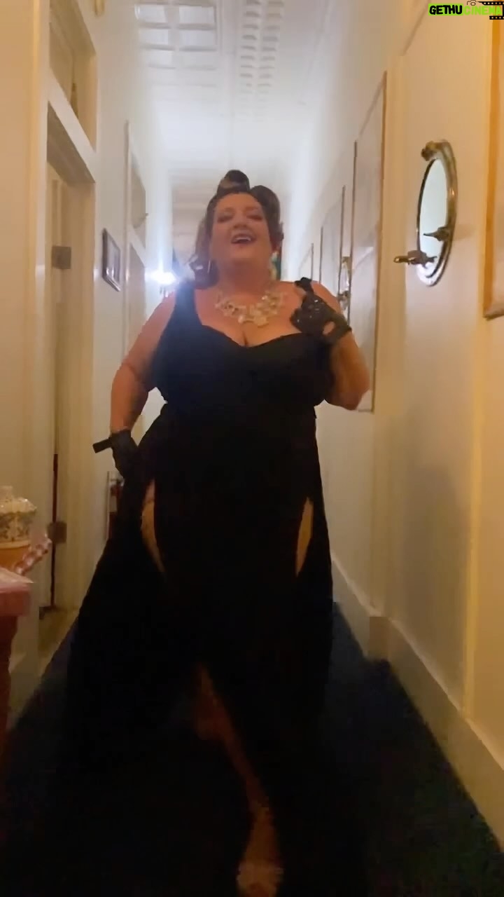 Jezebel Express - 855 Likes - Indulge me. š
(I wish the lighting was better but this was backstage & impromptu so itās a miracle it got recorded at all.)