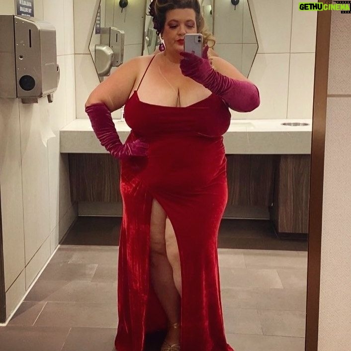 Jezebel Express - 428 Likes - Is it even BHOF if you donāt post a bathroom selfie in a velvet gown?