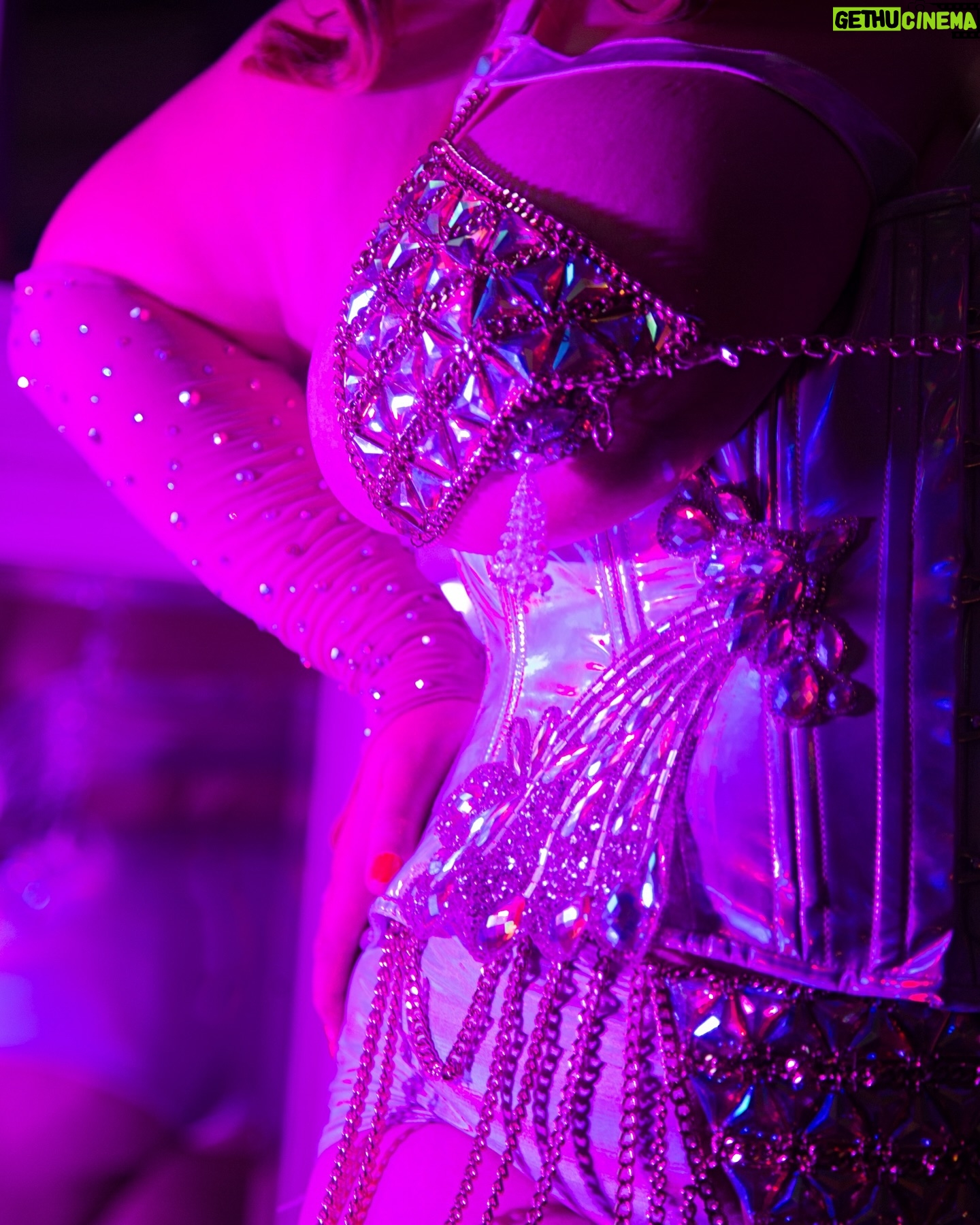 Jezebel Express - 655 Likes - Devilās in the Details. āØšāØ
So grateful @boudoirbynomi took these beautiful close-ups! I sometimes get focused on this costumeās complicated aspects (chain mail bra needs fixed constantly, etc) that I forget to step back and enjoy how beautiful it is! A good reminder for me which Iām sure I can apply to other parts of my life. (Maybe you too?)