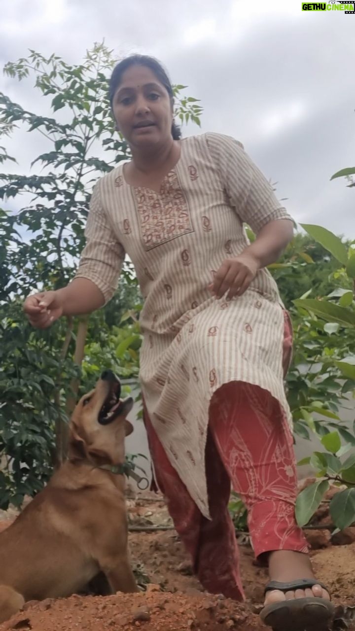 Jhansi - 73.8K Likes - Ikkada rochu, bochu ... kalise untayi !
Ye okkati nachakapoyina, thank you in advance 🤪
English for non telugu speakers 🔊
Rochu = mud
Bochu = fur
Pl feel free to walk away if you don't like any of them
