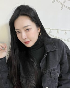 Ji Eun-seo Instagram - 🖤🦾👩🏻‍💼🐦‍⬛🌑🎱🎬♟️🕋💣🖊️🏴

( 해석하자면 내 눈에 띈 까만색 이모티콘?)