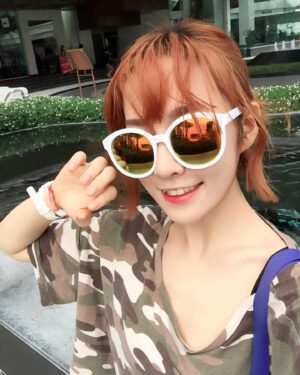 Ji Eun-seo Instagram - 5월말에 제주도가서 땀에 절어 사진 찍으면 이런 느낌이려나?!

옷을 좀 사야하는데!! 뭐사지?!!!
여름   단발 어울리는걸로 다 새로사야해!! 
😝