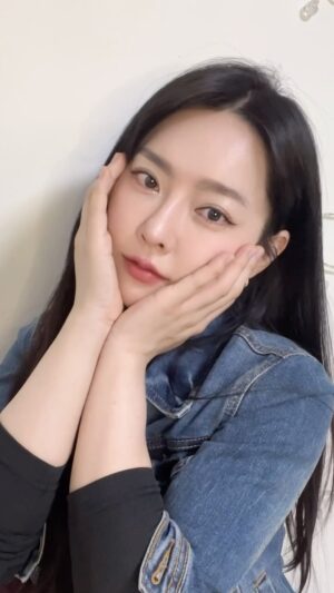 Ji Eun-seo Instagram - 숨기지 못한 긴팔티를 바라바라바라봐