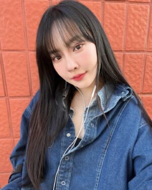 Ji Eun-seo Instagram - 빨간 벽 조음
(내일 화장하고 새로 사진 축적을 좀 하겠어요
청남방 지겹죠? ㅋㅋㅋㅋ)