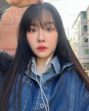 Ji Eun-seo Instagram - 정수리 끌어올려