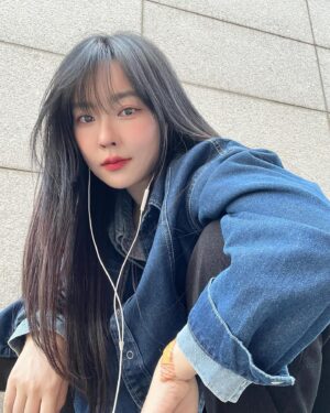Ji Eun-seo Instagram - 손목 어디서 긁혔었는데 사진으로 보니까 와일드해보이네 🩹

그래서 1번이야, 2번이야
껄렁한 나 어떤데