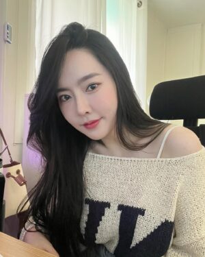 Ji Eun-seo Instagram - 몸무게 차이는 거의 없는데
볼살의 차이는 꽤 있는데..?
