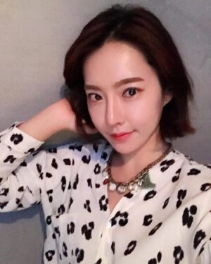 Ji Eun-seo Instagram - 나 이땐 단발에 짱구 눈썹으로 그리고다니고
호피 좋아하고, 악세사리 치렁치렁했네..? 🙄
낯설다 몇년전의 나 ㅋㅋㅋㅋ