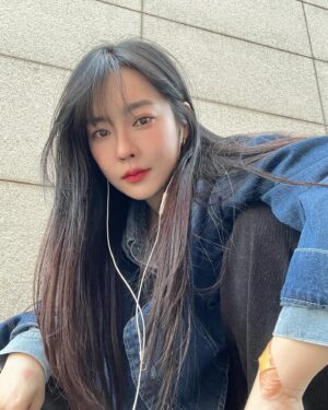 Ji Eun-seo Instagram - 손목 어디서 긁혔었는데 사진으로 보니까 와일드해보이네 🩹

그래서 1번이야, 2번이야
껄렁한 나 어떤데