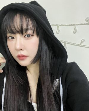 Ji Eun-seo Instagram - 약간 마녀모자 쓴거같이 나왔넹 ㅋㅋㅋ
(오랜만에 사진 반응 좋아서 나 떨려 🤭)

첫 신경주사 맞은 후기.
이틀 지나니까 약효가 도는지 오늘은 통증도 엄청 경감되고
걸을때 허리랑 무릎의 불편함도 줄었고,
특히 반가운 건 잠 잘때 아프지 않게 오랜만에 꿀잠 잤다 정도?

그래서 아침에 늦잠 잘 뻔
강아지들이 밥달라고 깨워서 겨우 일어남.. 😇😋