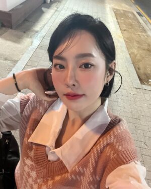 Ji Eun-seo Instagram - 앞머리 샤샥 넘기니 안내려와서 좋음 🤭

단발 4년? 5년만인데 1년정도는 단발 유지하고 싶긴 해요!
마지막 단발일 수 있으니까 열심히 즐길라구요 🤓😝
지지고 볶고 열심히 할거임 ㅋ ㅋ
