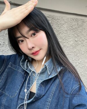 Ji Eun-seo Instagram - 오늘은 귀여운 척 좀 해볼게요? 
머리에 손으로  모자 좀 써볼게요 🤠👒🧢