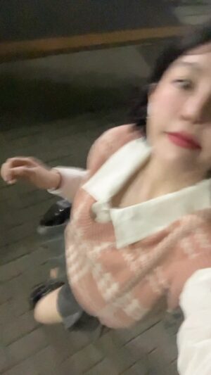 Ji Eun-seo Instagram - 단발 자르고 첫 마실!
산책 5분 (?)