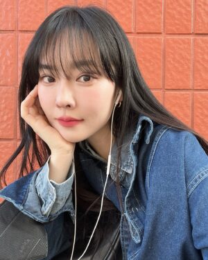 Ji Eun-seo Instagram - 화장을 너무 조금만 한 것 같고 어색하고 그래
좀더 빡! 할걸