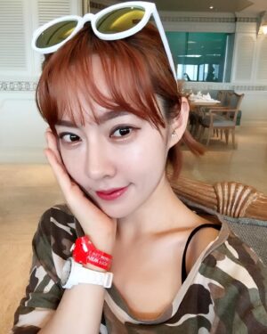 Ji Eun-seo Instagram - 5월말에 제주도가서 땀에 절어 사진 찍으면 이런 느낌이려나?!

옷을 좀 사야하는데!! 뭐사지?!!!
여름   단발 어울리는걸로 다 새로사야해!! 
😝