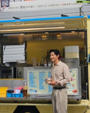 Ji Hyun-woo Instagram - 늘 고맙고 고마워요~!!!🙏🌈🌼🌸🌳🍀⭐️🌕
매번 지칠 때 마다 응원해주셔서 저는 물론 스텝분들도 즐겁게
촬영하고 있습니다. 
이제 진짜 여름이 다가오고 있으니 건강 잘 챙겨주세요~!!!