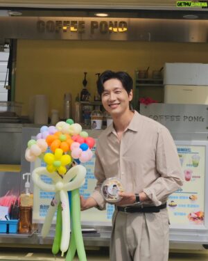 Ji Hyun-woo Instagram - 늘 고맙고 고마워요~!!!🙏🌈🌼🌸🌳🍀⭐️🌕
매번 지칠 때 마다 응원해주셔서 저는 물론 스텝분들도 즐겁게
촬영하고 있습니다. 
이제 진짜 여름이 다가오고 있으니 건강 잘 챙겨주세요~!!!