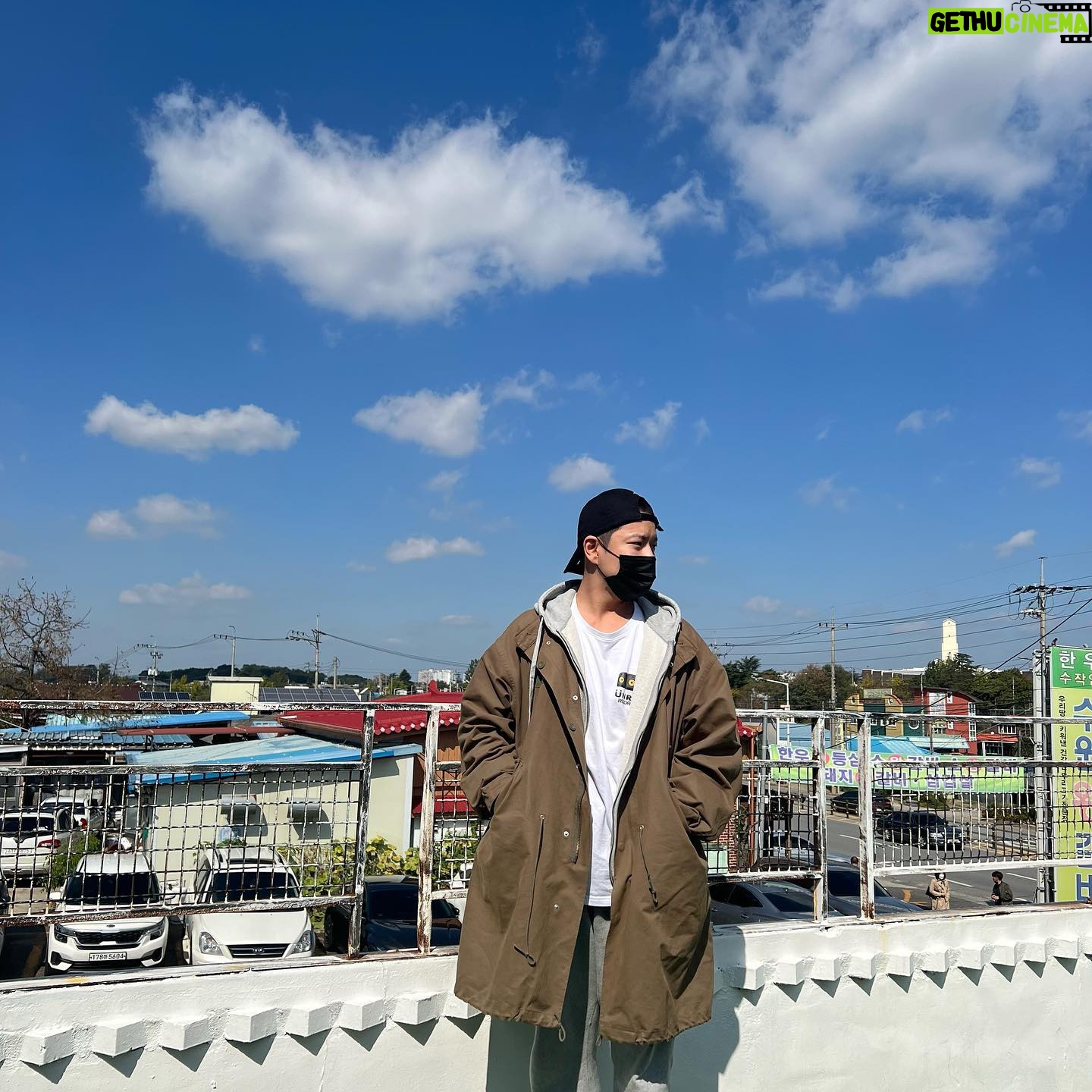 Ji Min-hyuk - 28.6K Likes - 안녕하세요. 지민혁입니다.
2022년 10월 11일에 논산훈련소로 입대해 기초군사훈련을 마치고 현역으로 복무할 예정입니다.
배우의 꿈을 가지고 일을 시작한지도 어느덧 7년이 되어가네요. 그동안 끊임없이 응원해주신 여러분들 너무 감사합니다.
1년 6개월이라는 길다면 길고 짧다면 짧은 시간동안 찾아뵙지 못하게 되어서 죄송하지만 그 사이에 그동안 찍어뒀던 작품들도 나올 예정이니 많은 기대 부탁드립니다😂
잘 다녀오겠습니다.🫡
.
.
Hello, I'm Ji Minhyuk.
On October 11, 2022, I will join Nonsan Training Center and finish basic military training and serve in active service.
It's already been seven years since I started working with my dream of becoming an actor. Thank you so much for your constant support.
I'm sorry that I won't be able to visit you for a long time if it's a long time and if it's short, but there will be works that I've filmed in the meantime, so please look forward to it.😂
See you.🫡