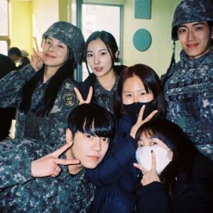 Ji Min-hyuk Instagram - 이번엔 군복!🪖

#군복버전
#조영신
#방과후전쟁활동
#dutyafterschool
🔫🔫