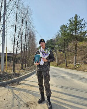 Ji Min-hyuk Instagram - 4월10일부로 전역했습니다.
전역하고 이틀동안 뭔가 정신없고 끝이아니라 그냥 잠시 휴가나온 느낌이 계속 들어서 이제 올리게됐습니다 ㅎ̆̎
앞으로 좋은모습 보이도록 하겠습니다!🫡👍🏻

To. International fans📝
I was discharged from the army as of April 10.
Thx for waiting me and I luv u all
See u soon everybody!!✌🏻

#전역