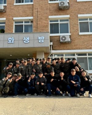 Ji Min-hyuk Instagram - 4월10일부로 전역했습니다.
전역하고 이틀동안 뭔가 정신없고 끝이아니라 그냥 잠시 휴가나온 느낌이 계속 들어서 이제 올리게됐습니다 ㅎ̆̎
앞으로 좋은모습 보이도록 하겠습니다!🫡👍🏻

To. International fans📝
I was discharged from the army as of April 10.
Thx for waiting me and I luv u all
See u soon everybody!!✌🏻

#전역