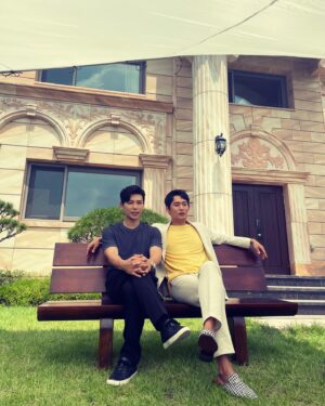 Ji Seung-hyun Instagram - 사실은 형인 동생😎

무더웠던 여름날의 추억

잠시 후 #커튼콜

KBS 2TV 에서 만나요🙏

#curtaincall#최대훈#지승현