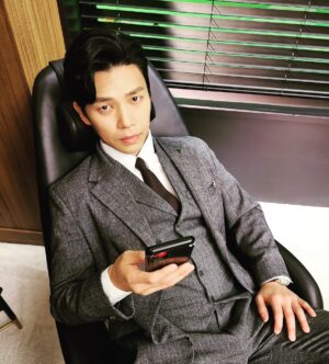 Ji Seung-hyun Instagram - 금토 드라마 #왜오수재인가
오늘 밤 10시 SBS에서 함께해요🙏

왜 #최주완 인가?!
본방사수 할 것인가?!😎

#whyher