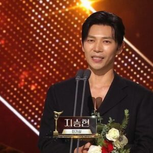 Ji Seung-hyun Instagram - KBS 연기대상.  인기상 우수상

18년만에 처음으로 상을 받았습니다. 

연기 잘 하겠습니다💕

#고려거란전쟁 #양규 화이팅🏹

Happy New Year🙏
