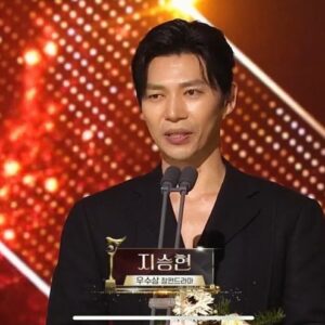 Ji Seung-hyun Instagram - KBS 연기대상.  인기상 우수상

18년만에 처음으로 상을 받았습니다. 

연기 잘 하겠습니다💕

#고려거란전쟁 #양규 화이팅🏹

Happy New Year🙏