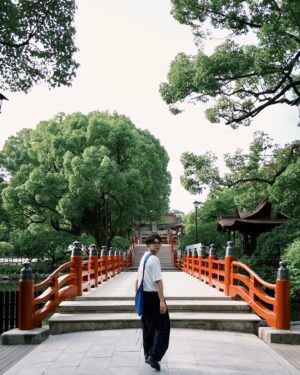 Jia-Bo Jhong Instagram - 在台灣的時候，每次用髮蠟之類的東西
都不太敢用，小心翼翼
很怕被人覺得油膩
最怕就是自己出門前覺得很帥
結果人家一句話「阿你今天幹嘛搞成這樣」
感覺超丟臉，瞬間就想回家，整個用掉
不過在日本
好像反而沒這個問題
所以這趟去福岡玩
我每天都把自己搞得超油膩
這只是其中一天😄