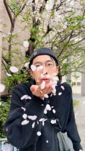 Jia-Bo Jhong Instagram - 雖然櫻花季已經過了
但還是教一下大家櫻花的拍法
不要去碰櫻花樹
數會受傷
可以撿地上的櫻花來拍
又漂亮又不會傷到樹🌸