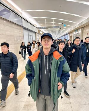 Jia-Bo Jhong Instagram - 韓國人真的很喜歡穿黑、灰、白
我一個人就包辦了這條街上大部分的顏色了