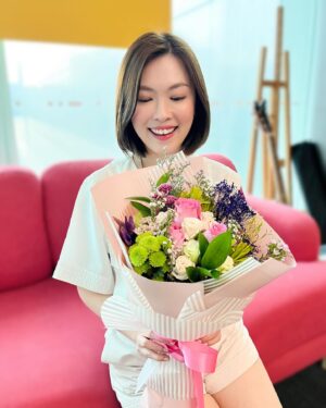 Jia Hui Siau Instagram - I was having an intense work period sometime ago, and imagine my delight when I received this pretty bouquet from my colleagues! The support may not be verbalised at times, but I can definitely feel the love & support from warm & thoughtful people who genuinely care abt me 🫶🏼
 
This December, we have the opportunity to make someone’s day too ❤️ During this festive season, you can make a gift donation via this meaningful @mediacorp initiative “Shop and Share” - Purchase items such as food & daily essentials for low income families, the physically challenged and less fortunate seniors. Helping someone in need is just a click away! 👉🏼 shopandshare.sg
 
Share this with your friends too!
 
#ShopAndShareSG #GiftsThatGiveBack #CommunityLove @mediacorp